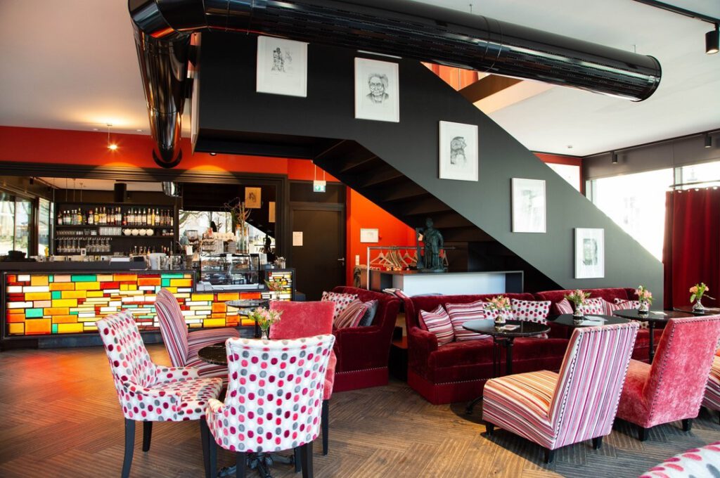 Stylish Mutter Ey Café near Hotel The Wellem Düsseldorf with a colorful bar, cozy velvet sofas and an artistic atmosphere.