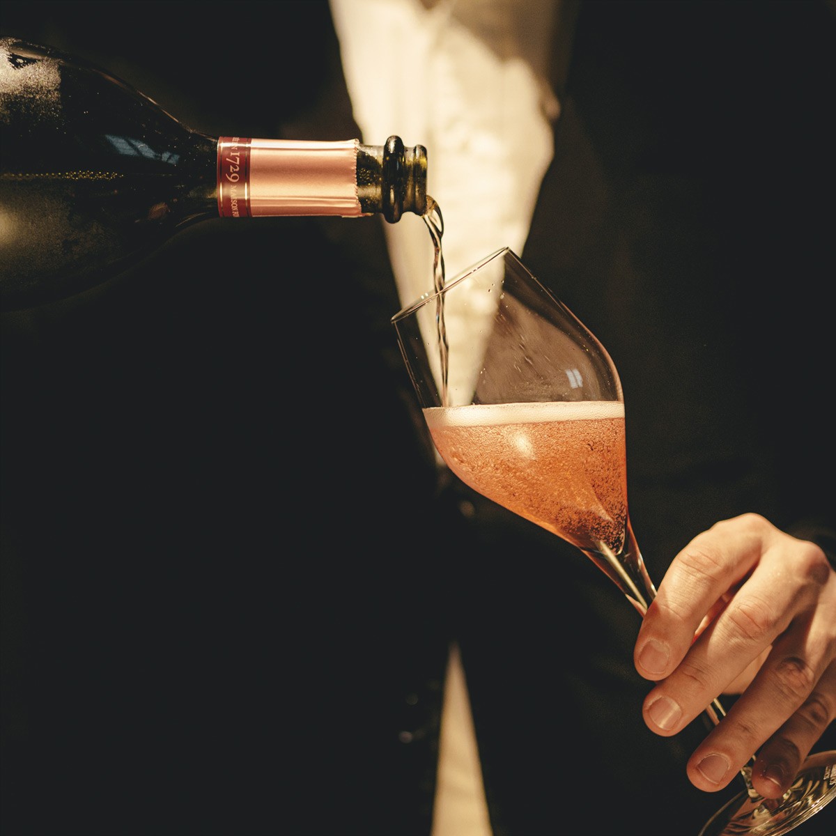 Edles Einschenken von Rosé-Champagner im Franks Club im Andreas Quartier Düsseldorf, dem exklusiven Lifestyle-Bereich des Hotel The Wellem.