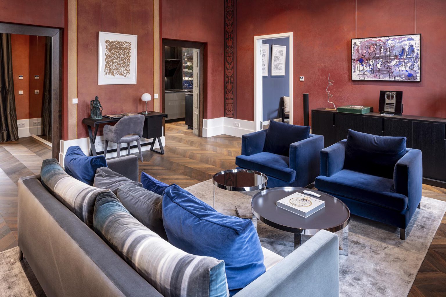 Luxurious living room with works of art in the Castle Presidential Suite at THE WELLEM Hotel Düsseldorf