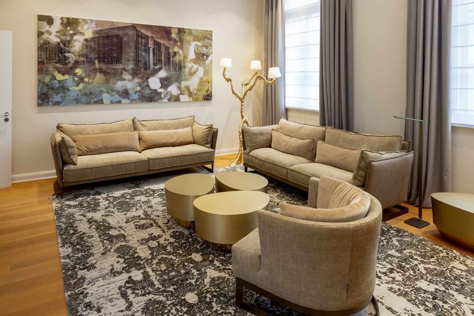 Luxuriöses Wohnzimmer mit Kunstwerken in der Heritage Präsidentensuite im Hotel THE WELLEM Düsseldorf