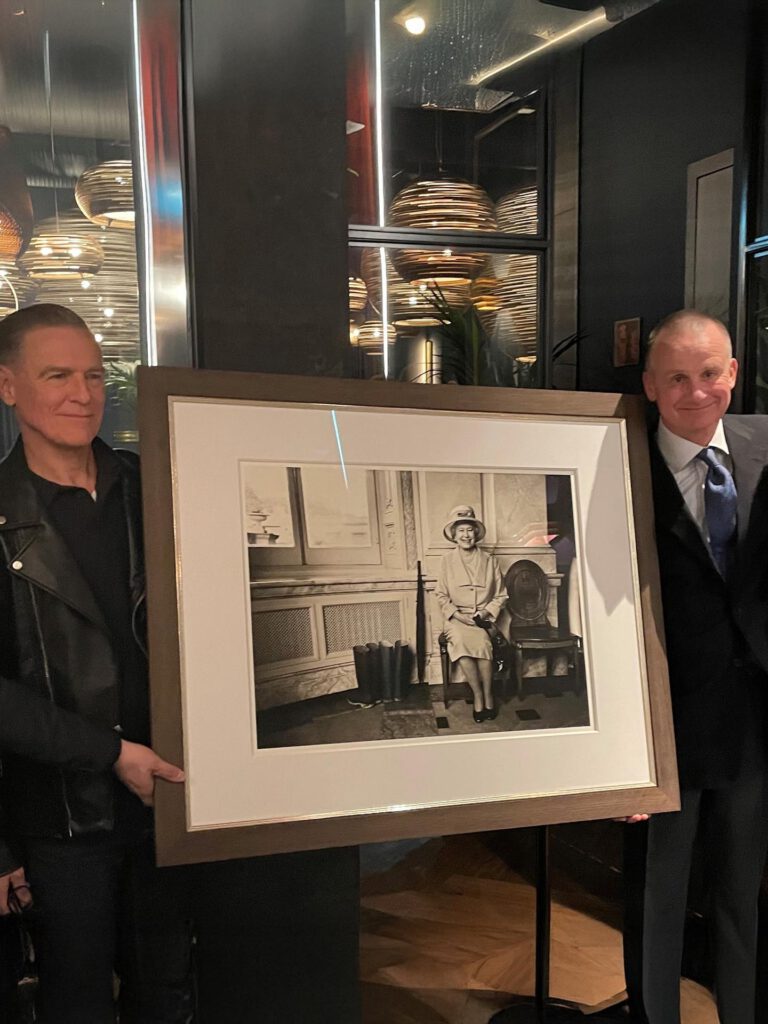 Bryan Adams mit seinem Bild Lizzy im Hotel THE WELLEM Düsseldorf