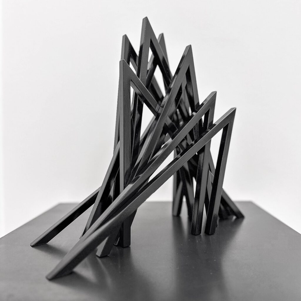 Skulptur 12 UNEVEN ANGLES von Bernar Venet im Hotel THE WELLEM Düsseldorf