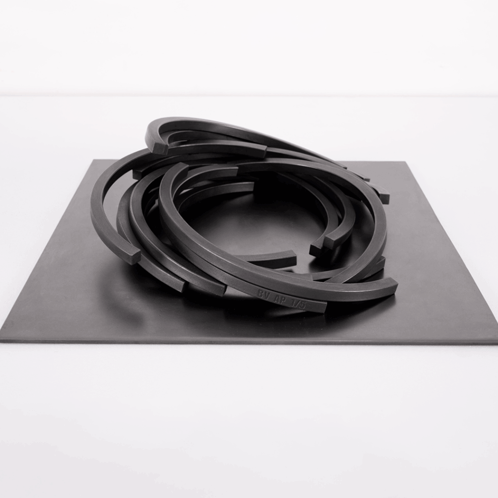 Skulptur COLLAPSE: 216.5° ARC x 16 von Bernar Venet Hotel THE WELLEM Düsseldorf