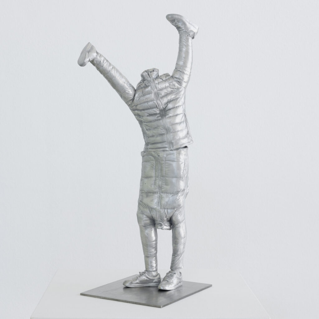 Skulptur Double Doubt Small von Erwin Wurm im Hotel THE WELLEM Düsseldorf