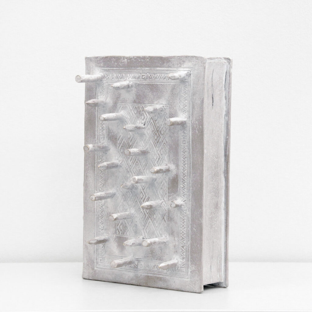 Skulptur Long Walk to Freedom von Günther Uecker im Hotel THE WELLEM Düsseldorf